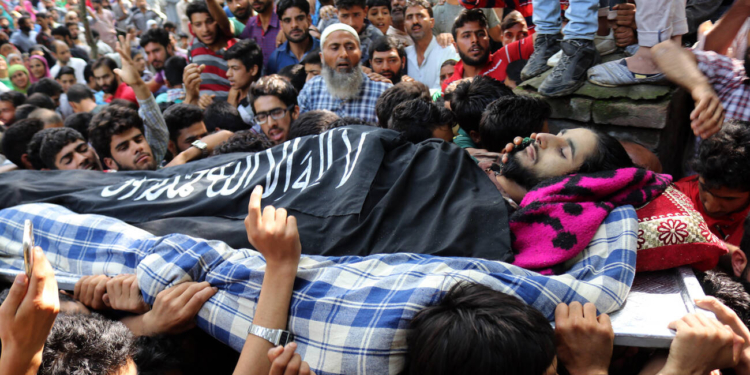 سرخ ہے خونِ شہیداں سے چناروں کی زمیں